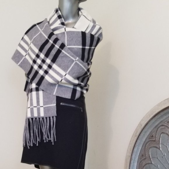 Coco & Carmen Sweaters - Coco & Carmen Shawl Shrug Sweater NWOT